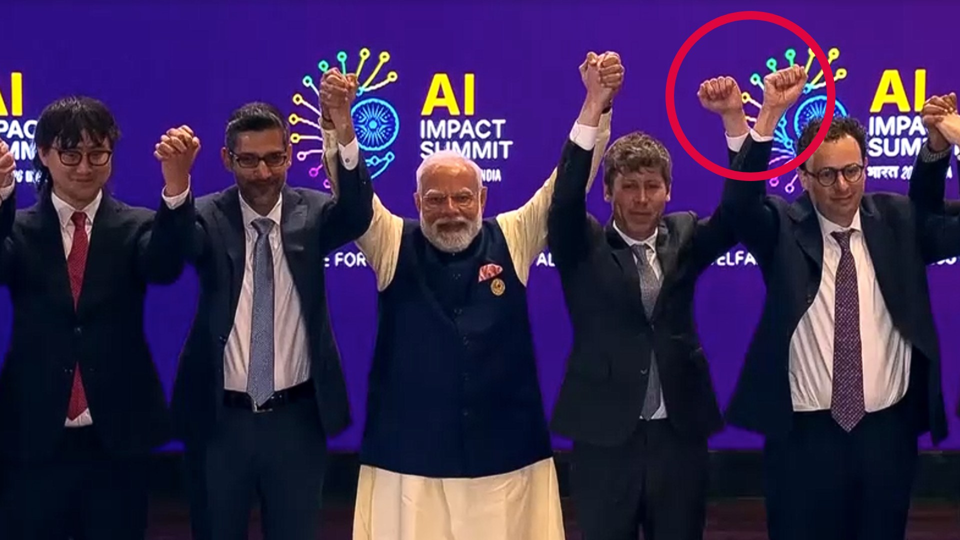 Criador do ChatGPT se recusa a posar de mãos dadas para foto com rival em evento de IA